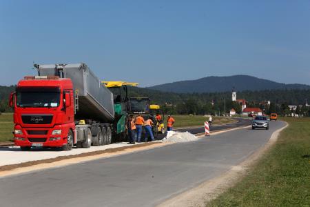 ASFALTIRANJE KOLESARSKE POTI CERKNICA  DOLENJE JEZERO 07 FOTO LJUBO VUKELIČ
